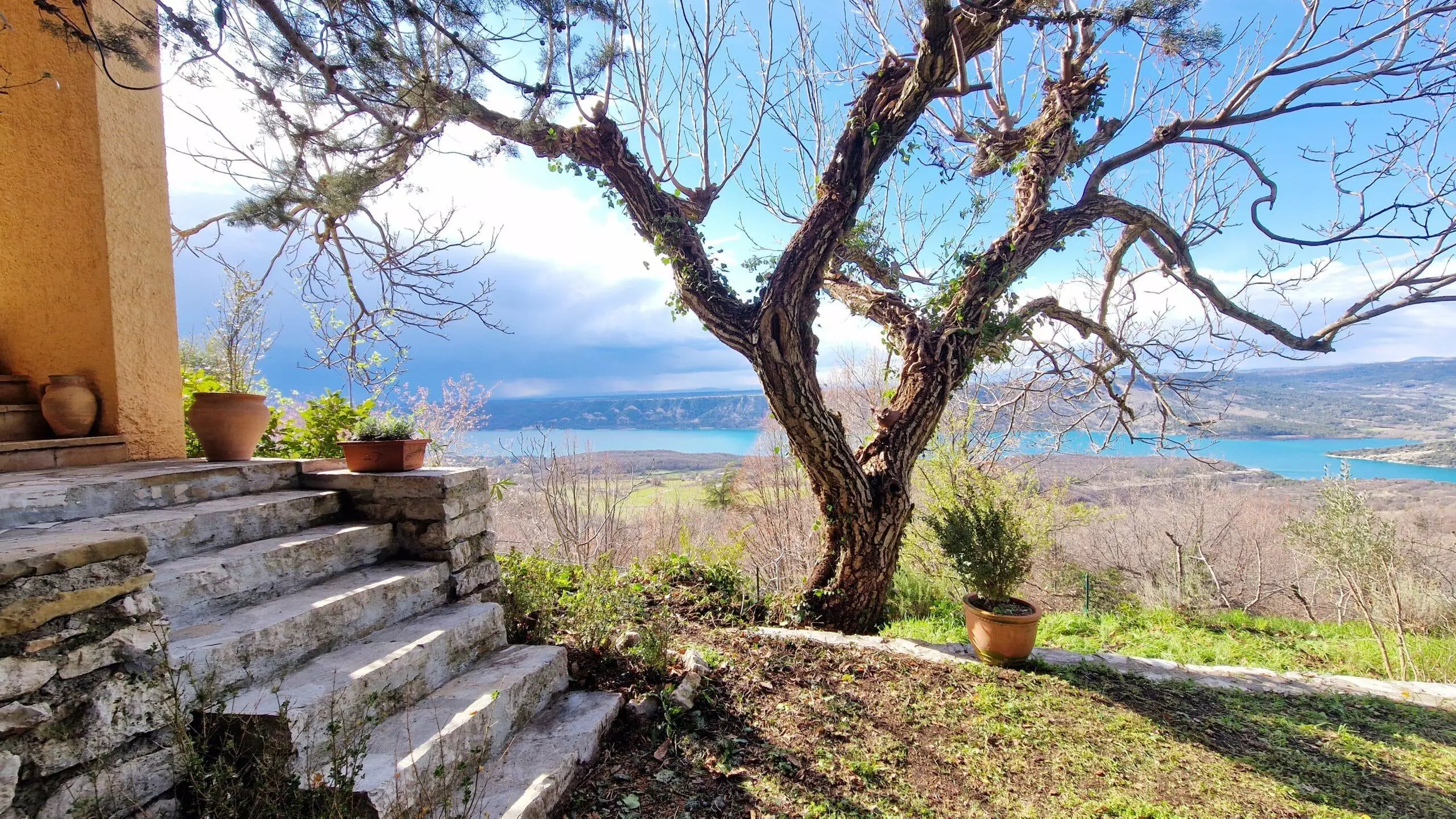 Jardin bucolique privatif villa OVerdon avec vue panoramique sur le lac Sainte-Croix