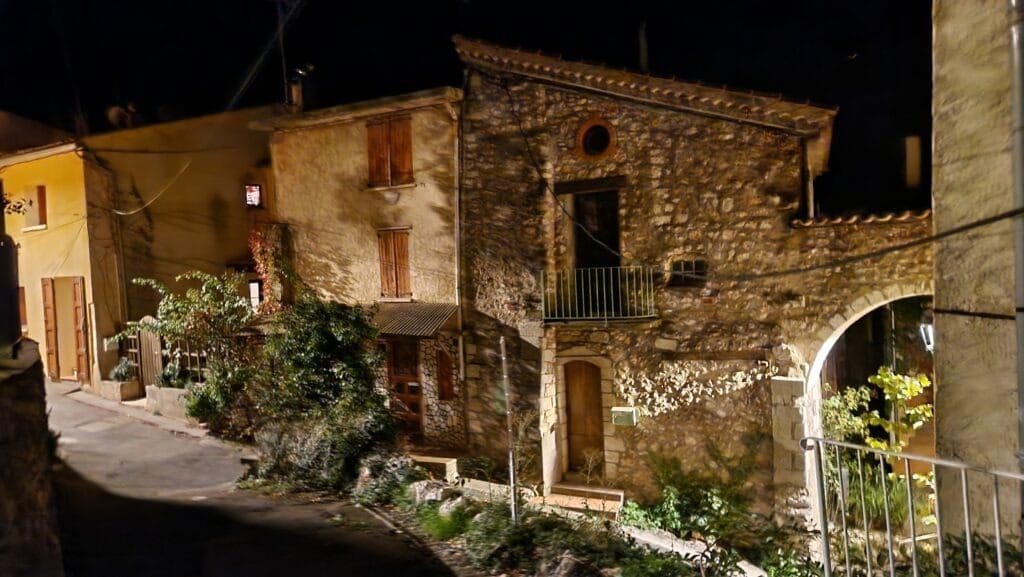villa OVerdon photo en plus – aiguines rue de nuit
