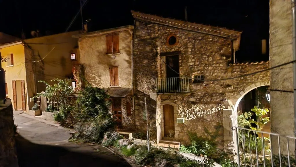 villa OVerdon photo en plus – aiguines rue de nuit