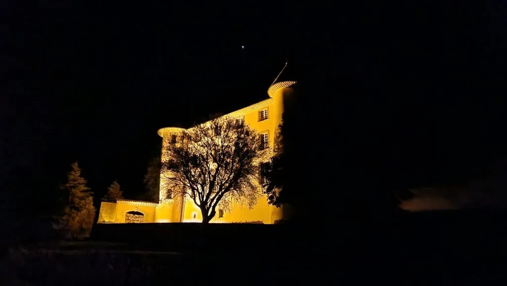 villa OVerdon photo en plus – chateau aiguines de nuit