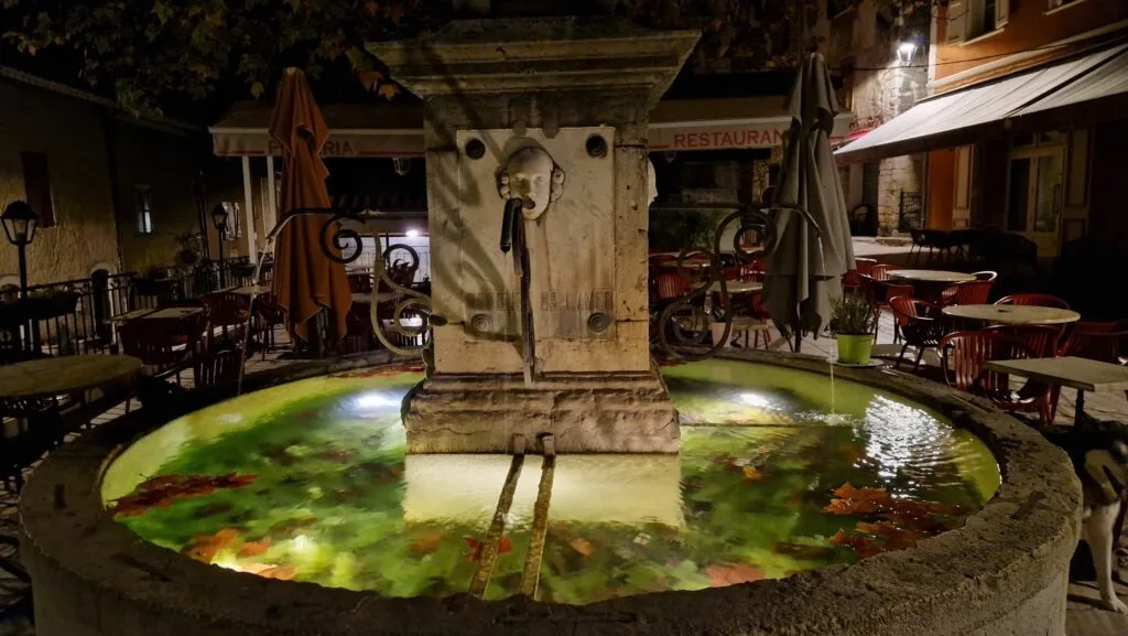 villa OVerdon photo en plus – fontaine d aiguines de nuit