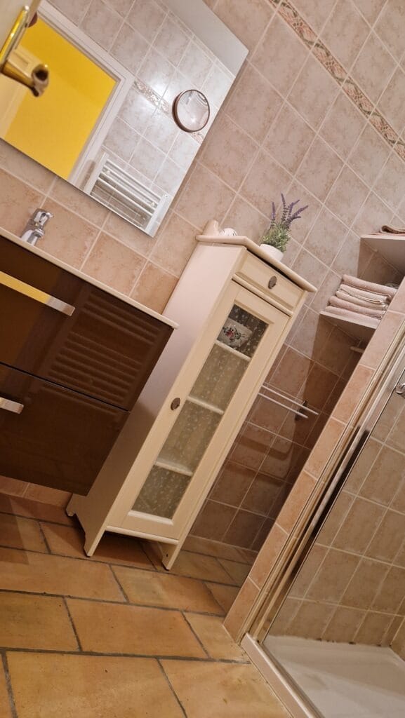 villa OVerdon salle bain independante – coin rangement