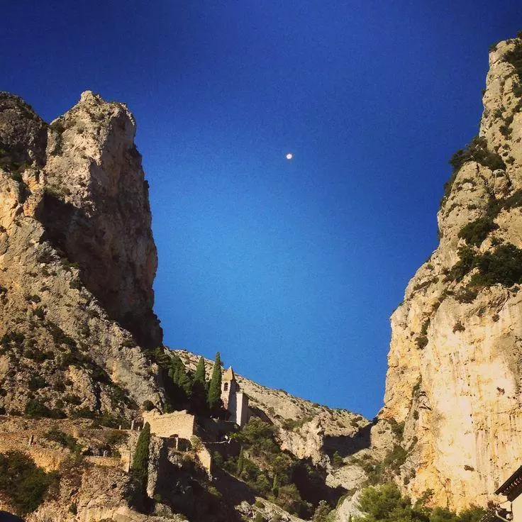 Moustiers star between cliffs Moustiers star between cliffs