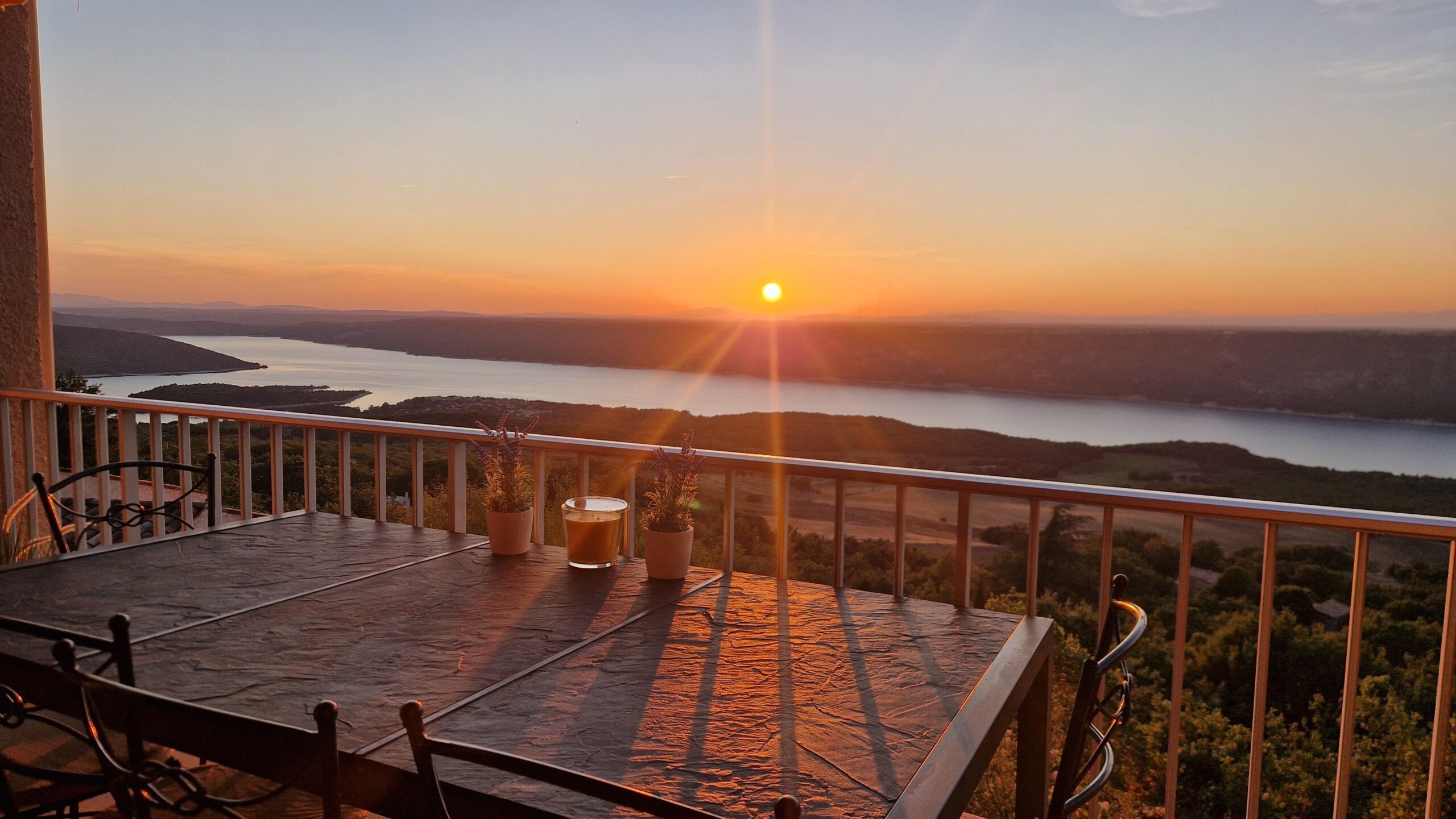 ambiance cosy sur les terrasses de la villa overdon à aiguines pret du lac sainte croix