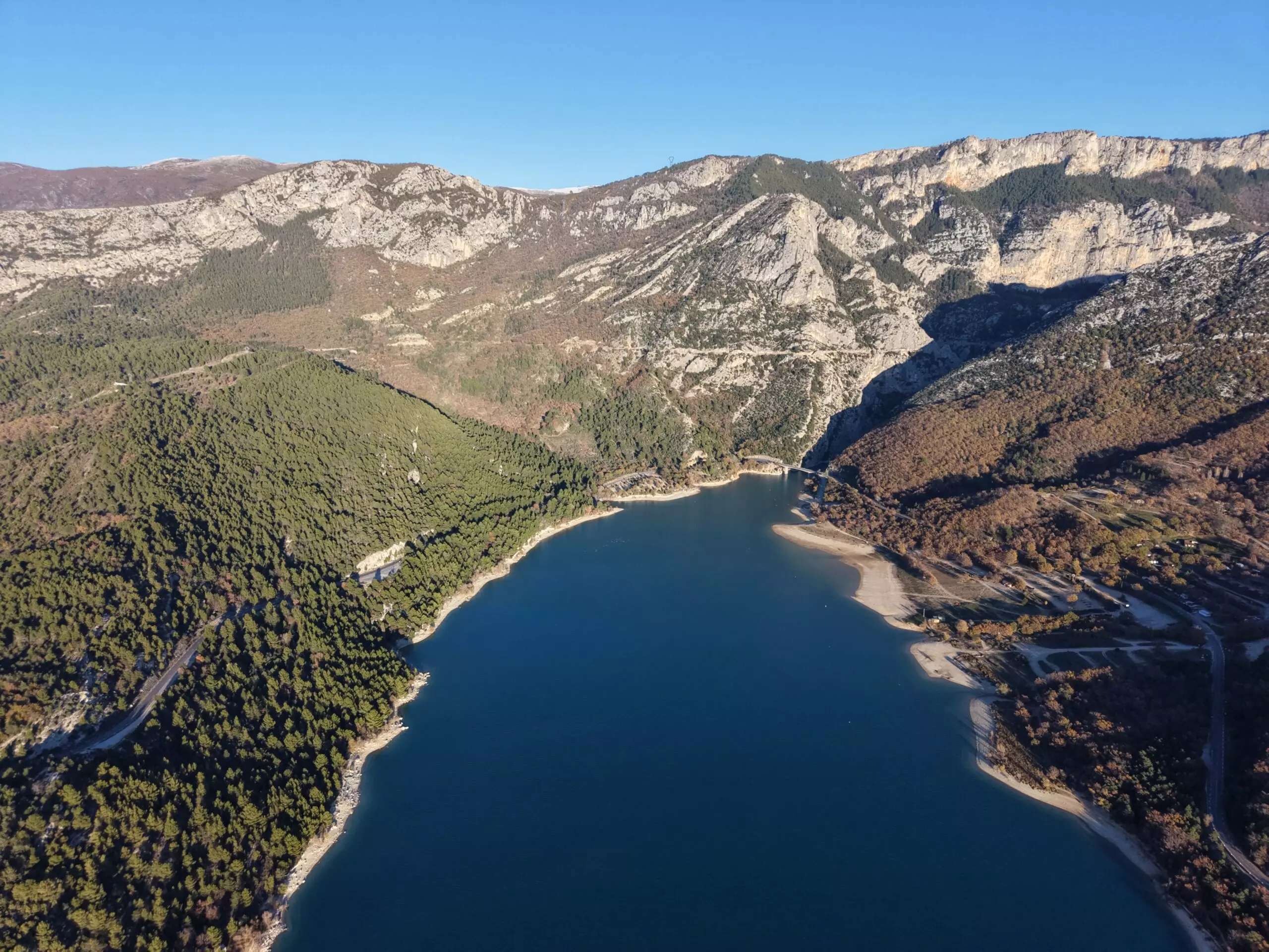 Entrée des Gorges du Verdon vue de drone, falaises et eaux turquoise