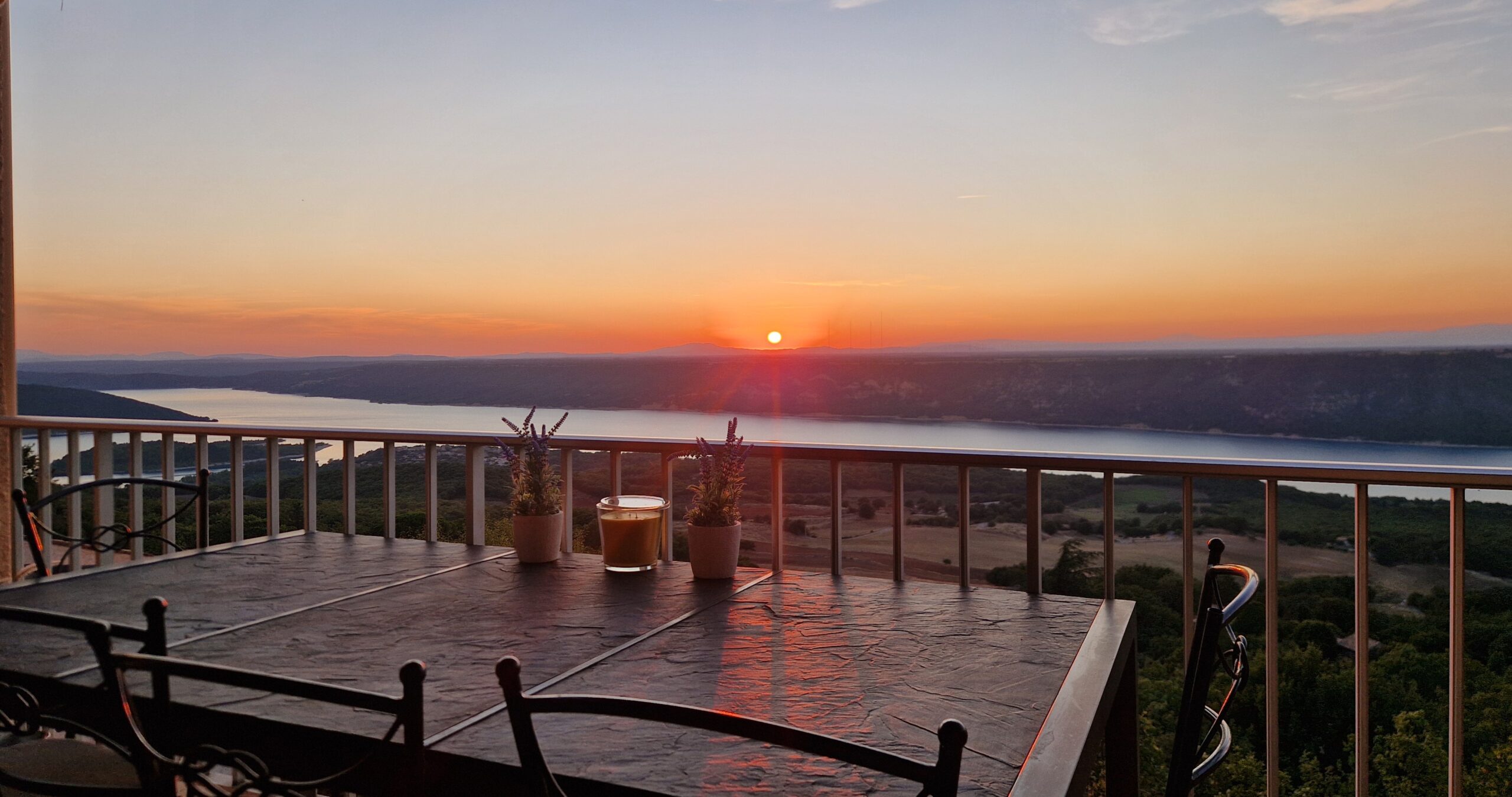 salon coin chemine villa OVerdon