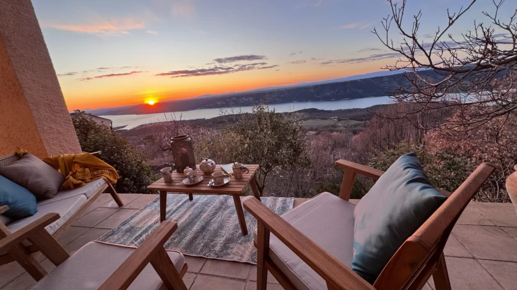 Villa OVerdon extérieur au coucher de soleil, terrasse avec apéro, Aiguines Verdon