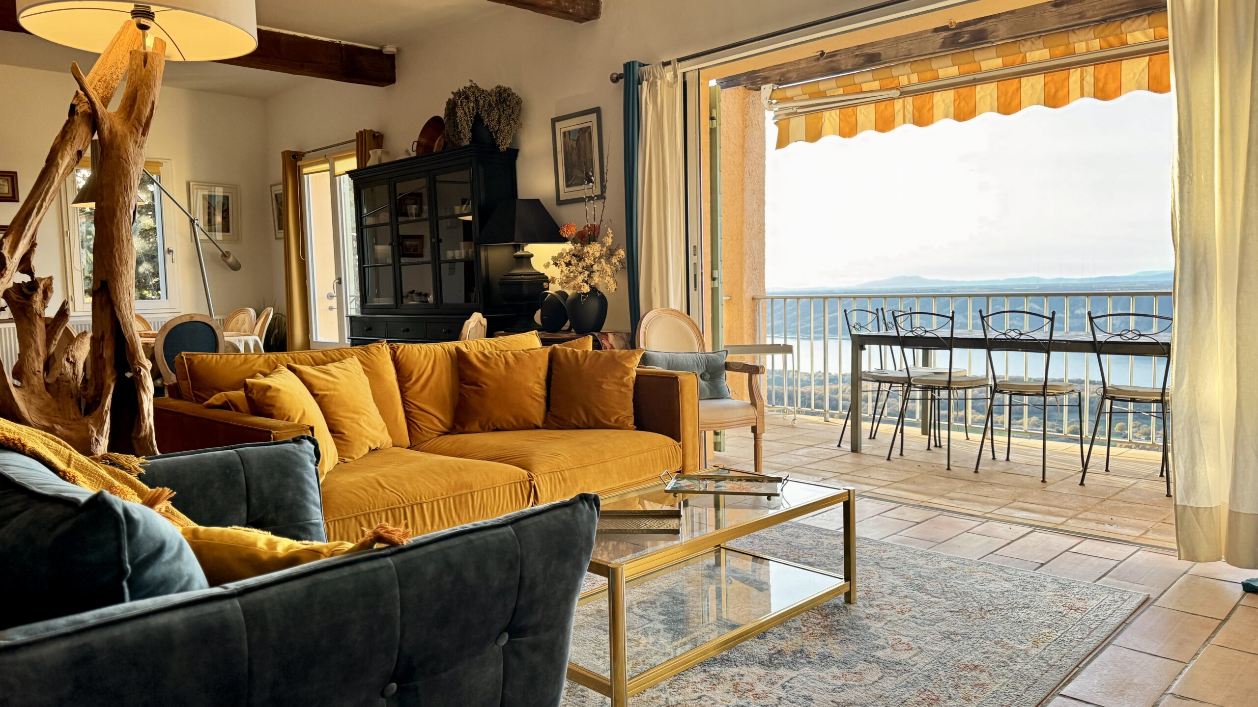 vu de la terrasse coté jardin de la villa overdon, photo de l architecture de la villa et du salon de jardin cosy