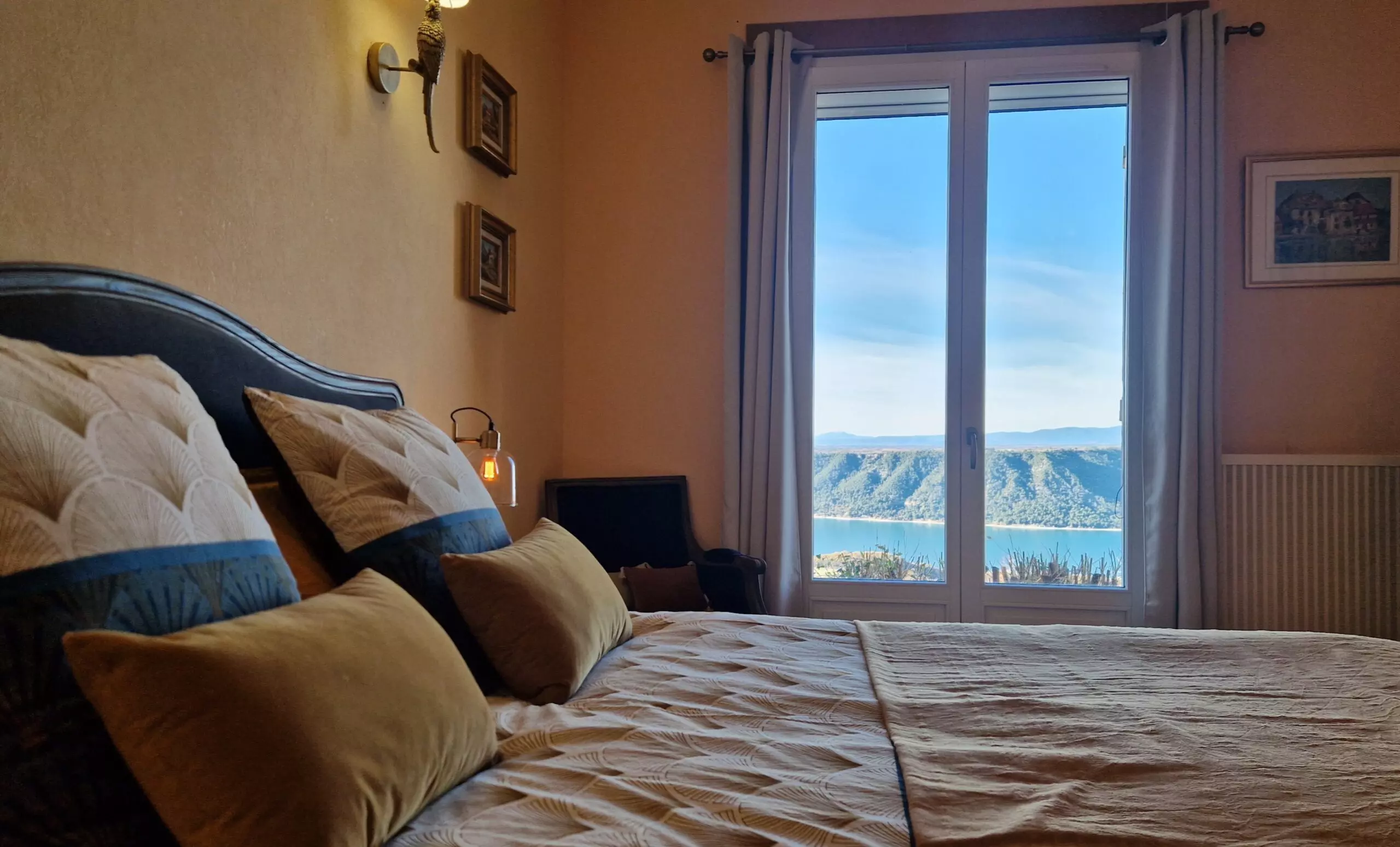 Chambre double villa OVerdon avec accès direct au jardin et vue lac Sainte-Croix