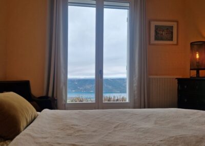 Chambre jaune de la Villa OVerdon, lit double confortable, location Verdon