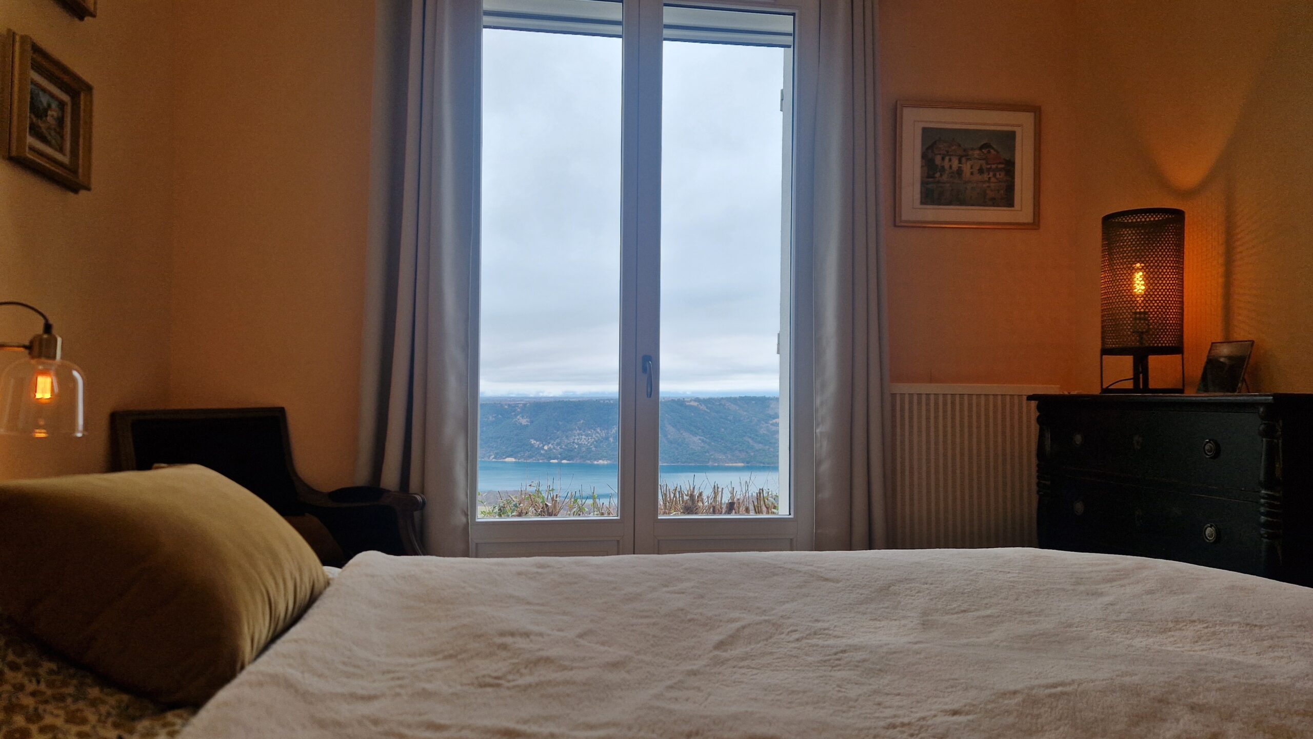 villa-overdon-chambre-jaune-vue lit