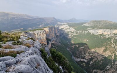Gorges du Verdon falaises abruptes surplombant la rivière