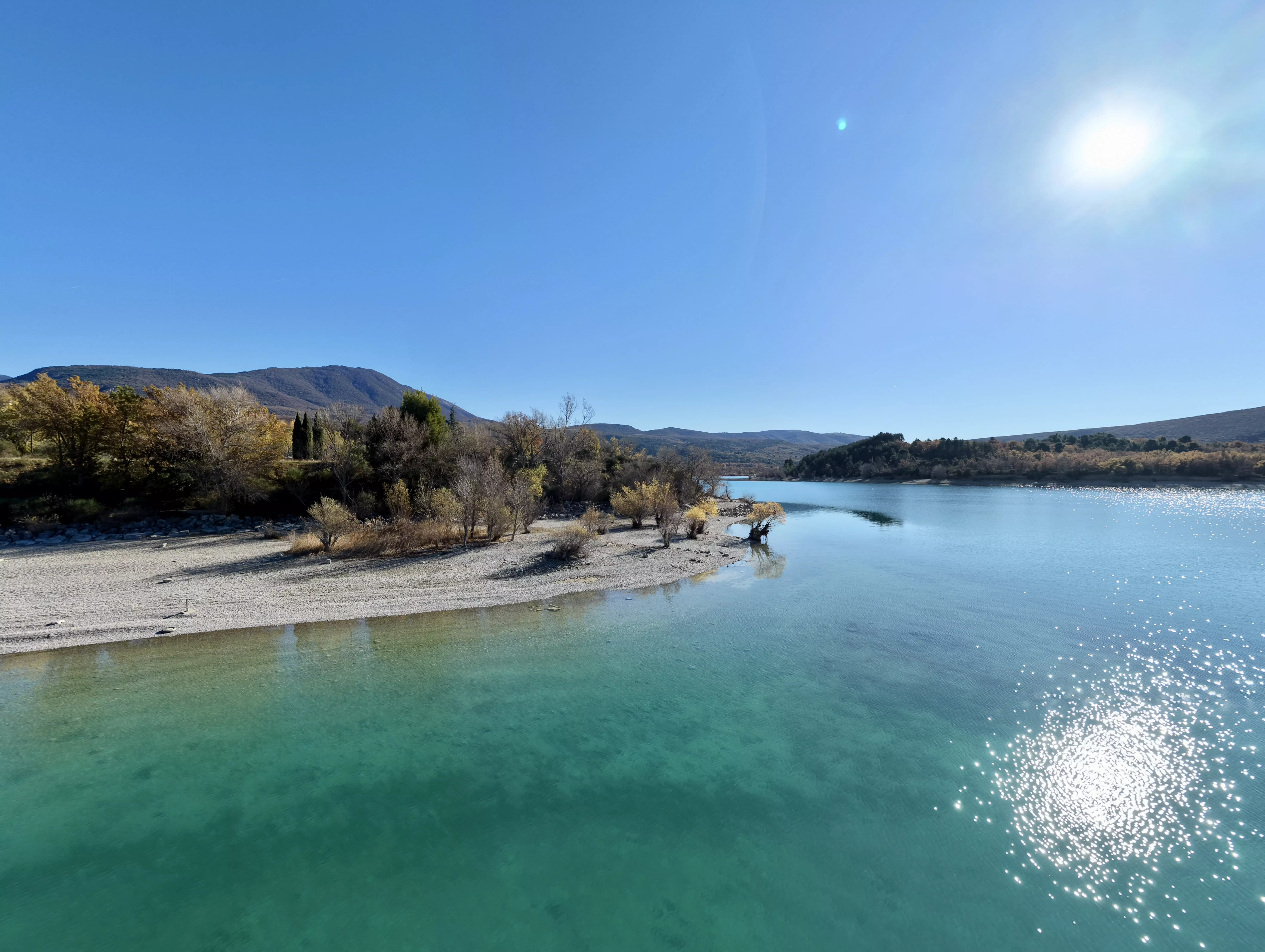 Plage turquoise du lac Sainte-Croix — baignade et activités nautiques dans les Gorges du Verdon Plage turquoise du lac Sainte-Croix — baignade et activités nautiques dans les Gorges du Verdon