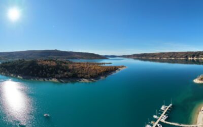 Île de Costebelle vue du ciel par drone sur le lac Sainte-Croix
