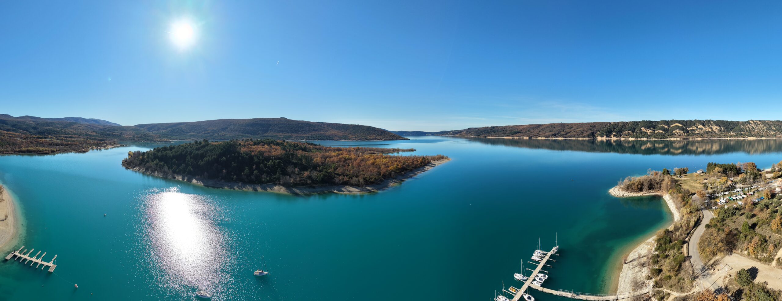 Île de Costebelle vue du ciel par drone sur le lac Sainte-Croix