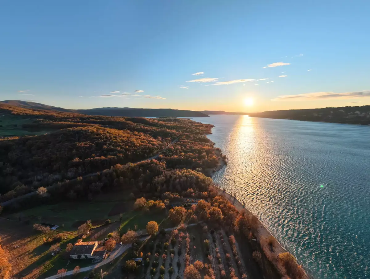 Vue aérienne du lac Sainte-Croix et des rives verdoyantes depuis la villa OVerdon à Aiguines