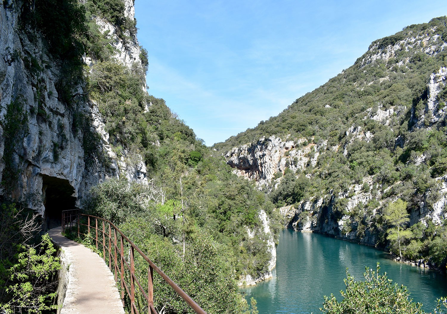 Randonnée dans les gorges du Verdon - eau turquoise au fond des falaises