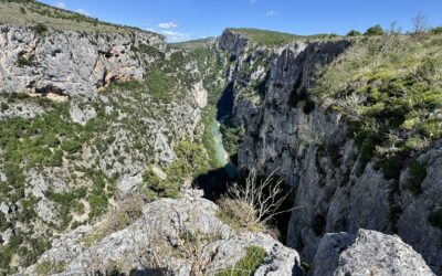 Gorges du Verdon eaux émeraude entre les falaises