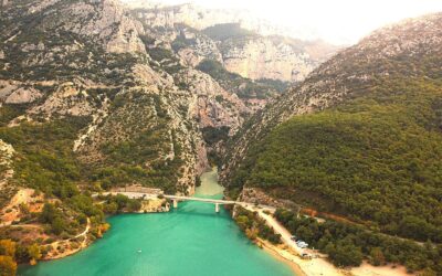 Pont de Galetas vue aérienne par drone au-dessus du lac Sainte-Croix