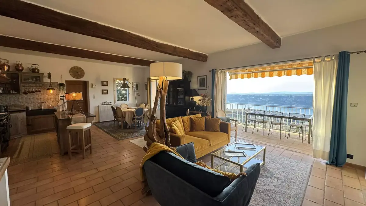 Pièce à vivre villa OVerdon cuisine et salon ouverts avec vue lac Sainte-Croix