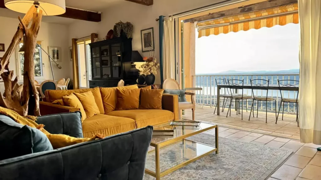 Villa OVerdon salon lumineux avec vue sur le lac Sainte-Croix