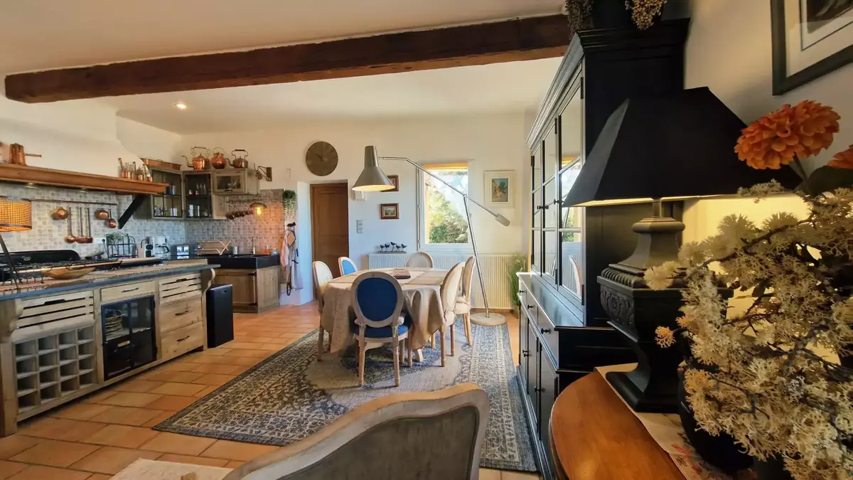 Espace repas villa OVerdon avec vue sur le lac Sainte-Croix et les Gorges du Verdon