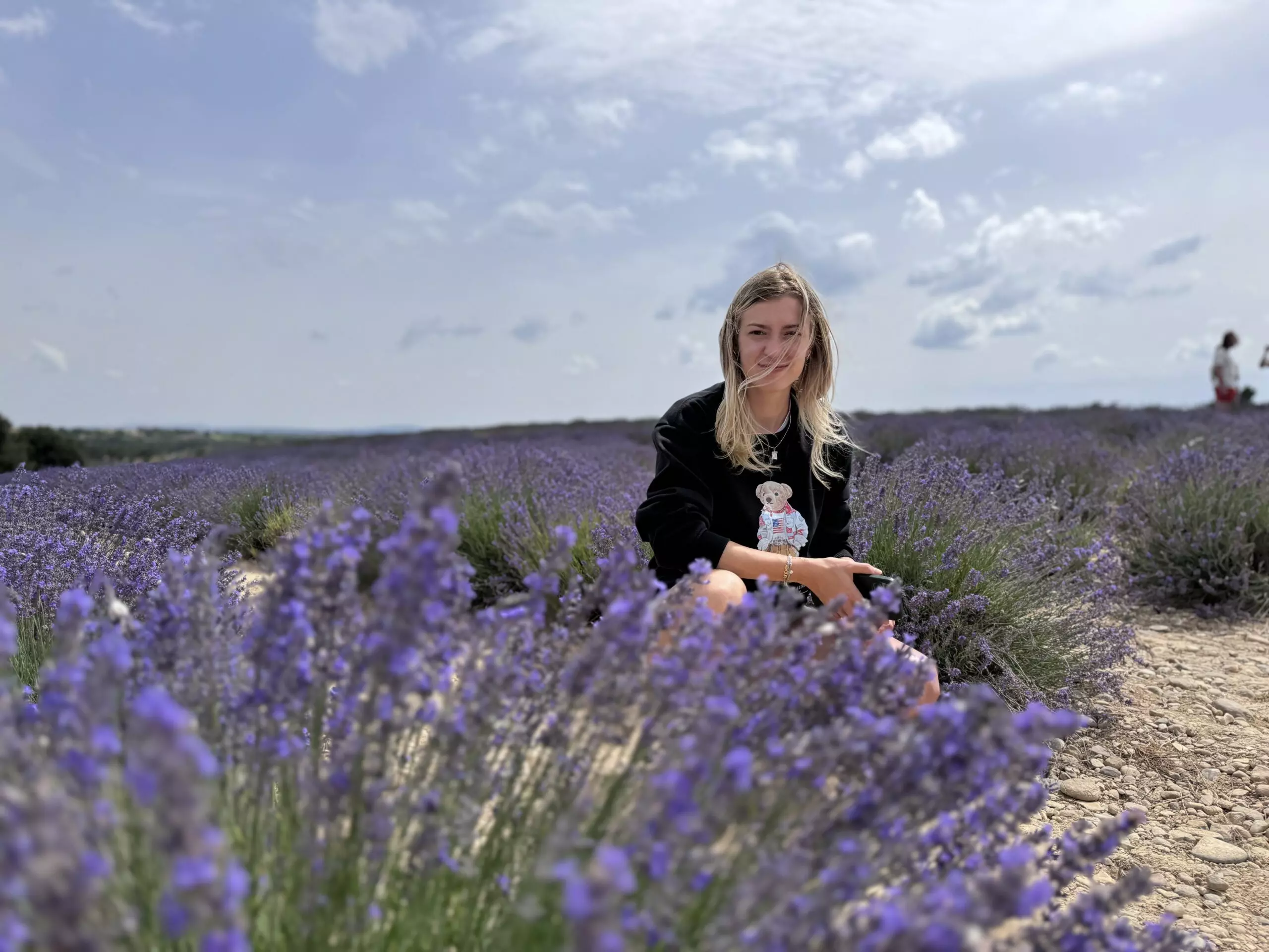 Visiteuse posant dans un champ de lavande sur le plateau de Valensole Visiteuse posant dans un champ de lavande sur le plateau de Valensole