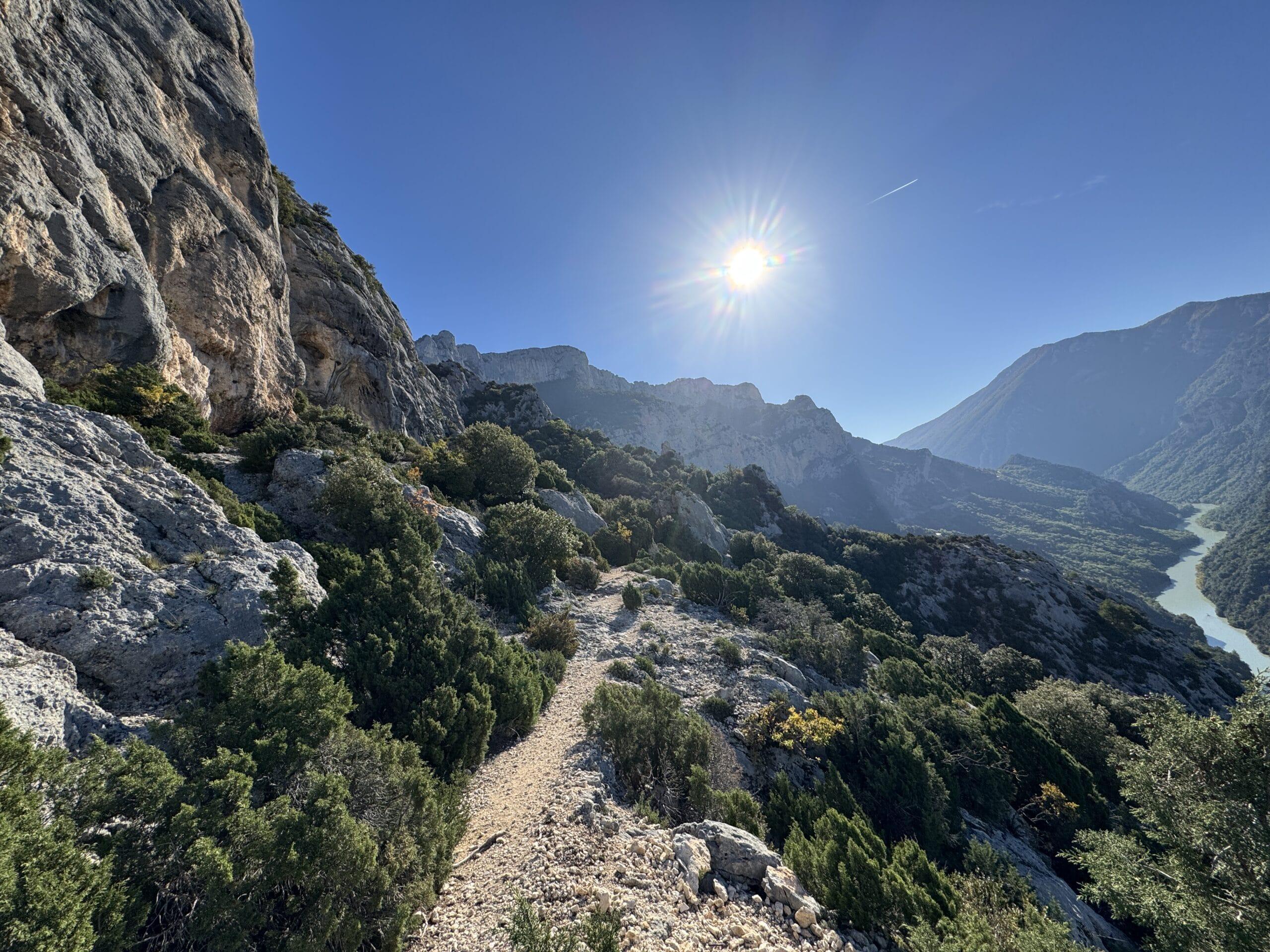Randonneurs sur un sentier des Gorges du Verdon avec vue sur le canyon