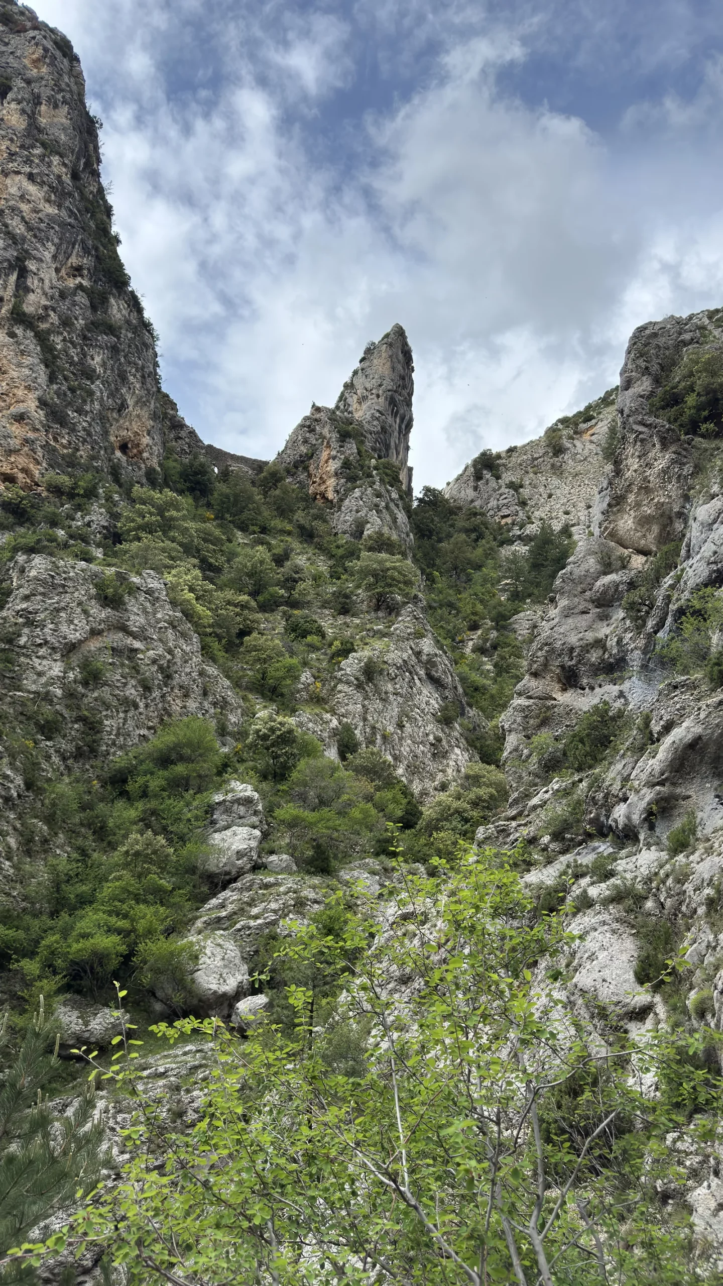 Aiguilles rocheuses spectaculaires dans le Ravin de Notre-Dame rappelant les Dolomites
