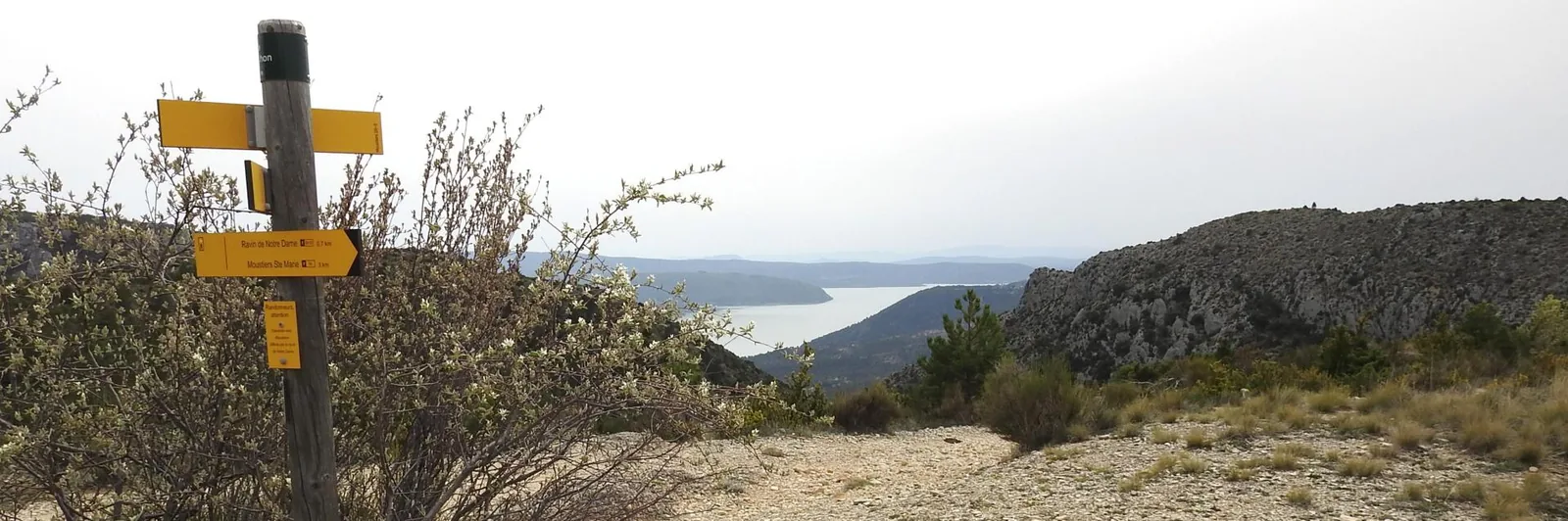 Panneau directionnel à la Baisse de Courchon avec vue panoramique sur le lac de Sainte-Croix et les crêtes calcaires