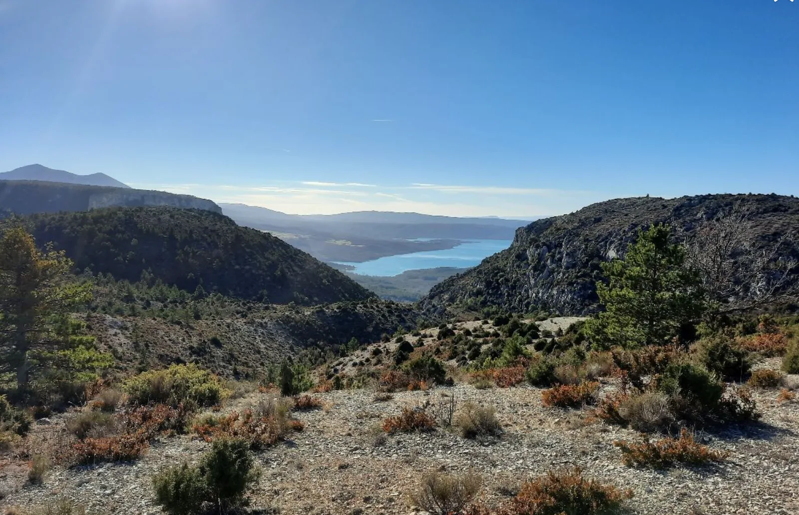 Panorama depuis la Baisse de Courchon sur le lac de Sainte-Croix à travers la garrigue provençale