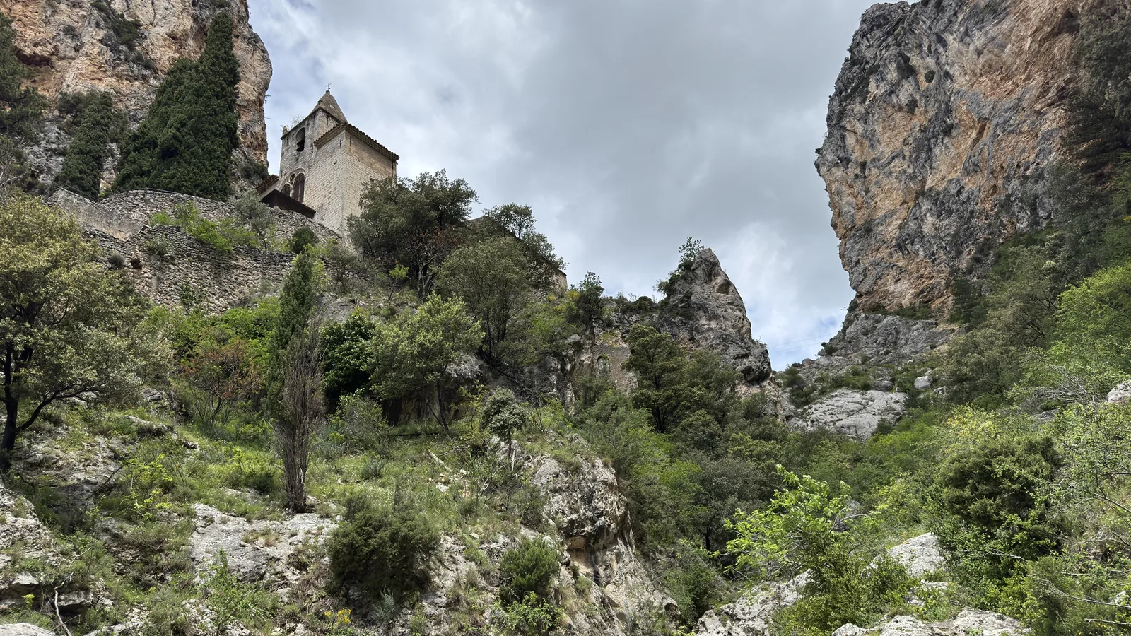 Chapelle Notre-Dame-de-Beauvoir encadrée par les deux falaises calcaires de Moustiers-Sainte-Marie