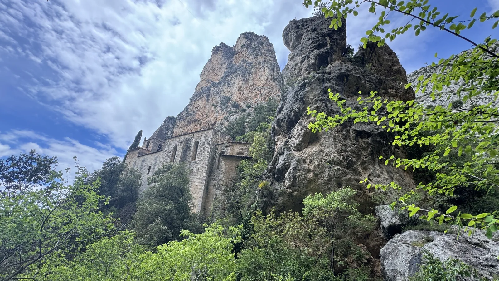 Chapelle Notre-Dame-de-Beauvoir et pic rocheux dominant Moustiers-Sainte-Marie