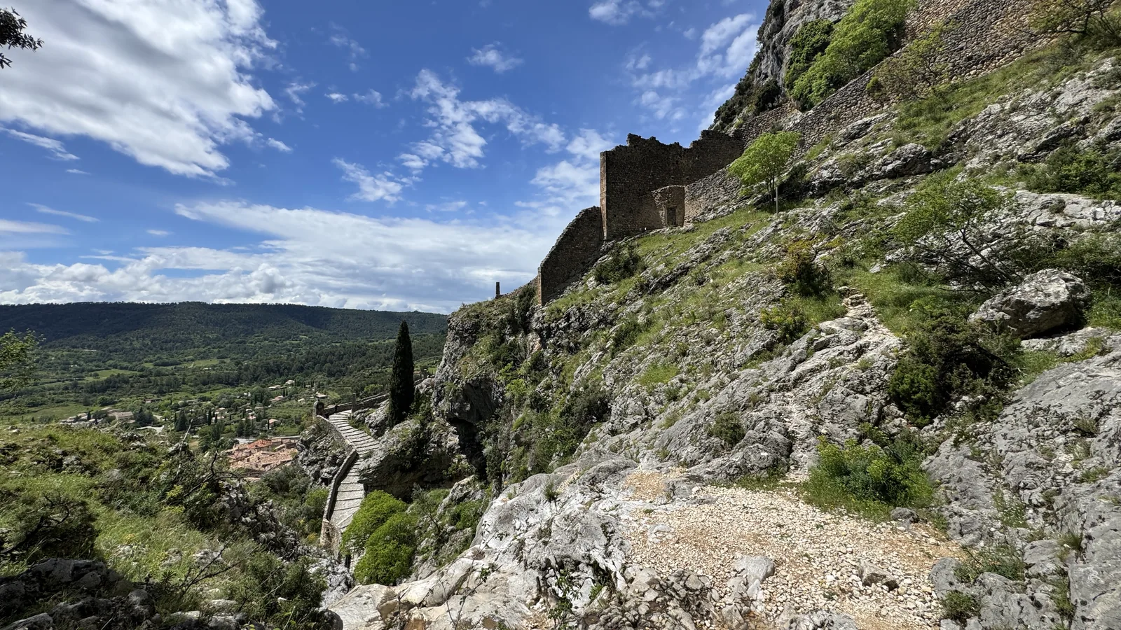 Point de départ du Ravin de Notre-Dame : l'escalier pavé descend à gauche vers le village, le ravin part à droite dans les rochers
