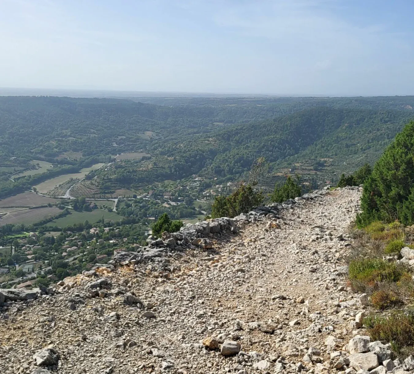 Descente par la Voie Romaine avec panorama sur la vallée et le village de Moustiers-Sainte-Marie