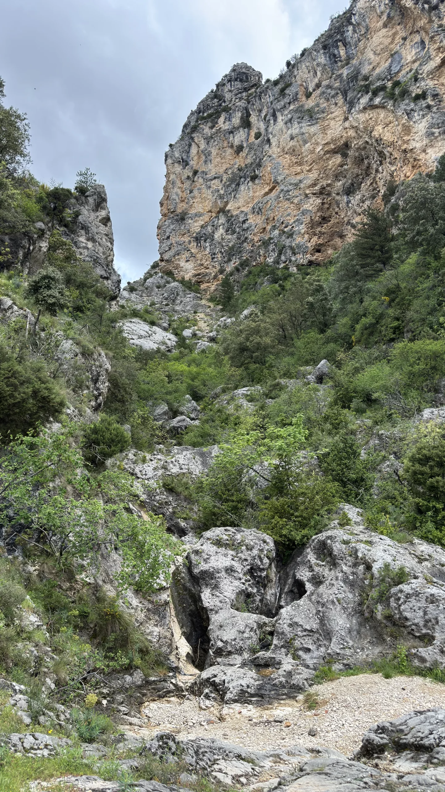 Entrée dans le Ravin de Notre-Dame entre gros blocs rocheux et falaises imposantes à Moustiers
