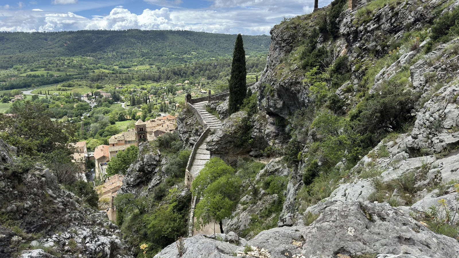 Escalier pavé centenaire et panorama plongeant sur le village de Moustiers-Sainte-Marie