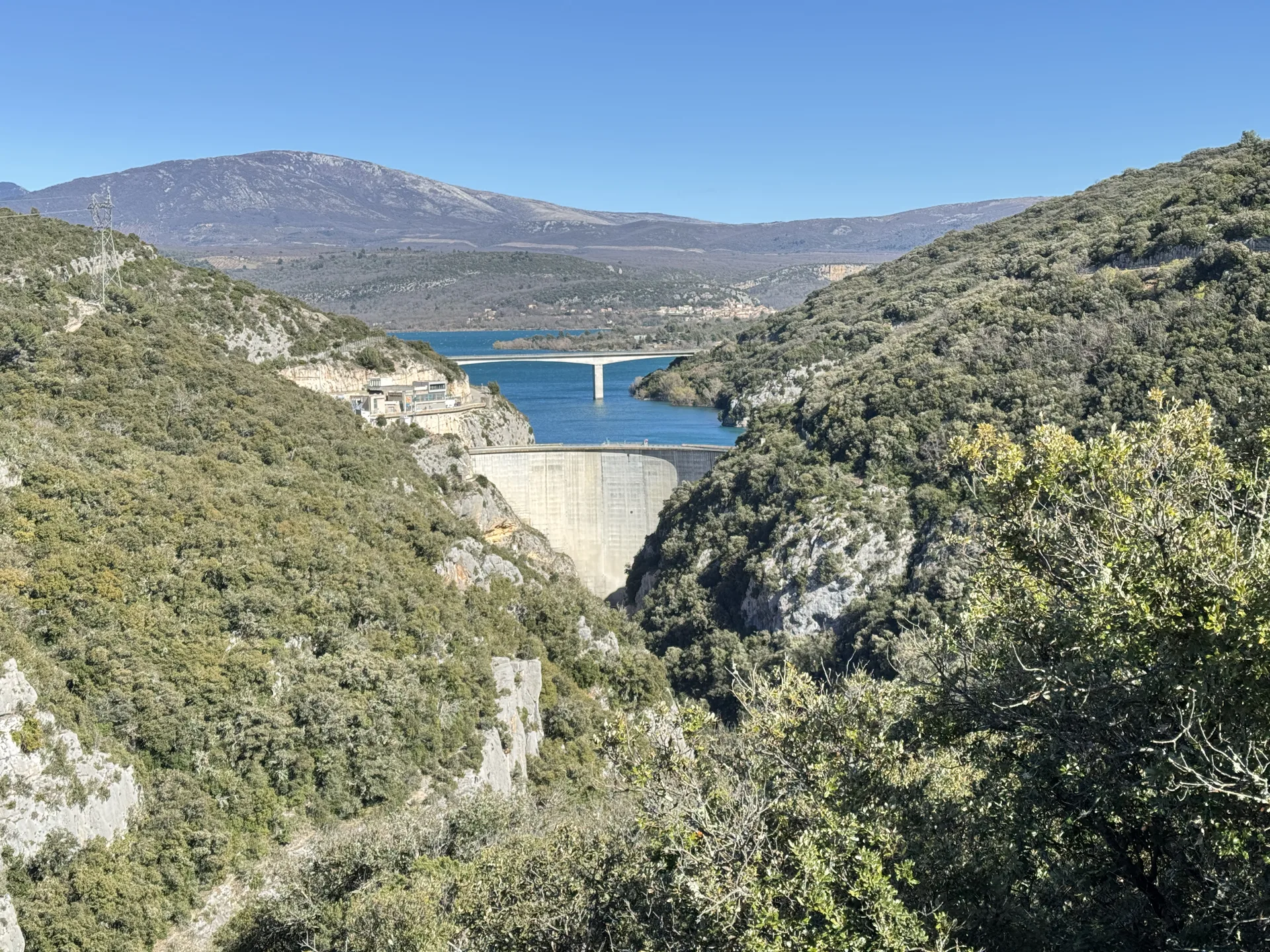 Vue panoramique du barrage de Sainte-Croix depuis le sentier des Gorges de Baudinard Vue panoramique du barrage de Sainte-Croix depuis le sentier des Gorges de Baudinard