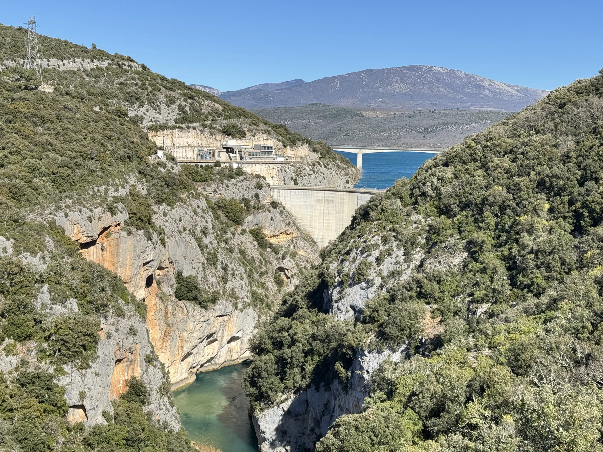 Les Gorges de Baudinard avec le barrage de Sainte-Croix et le lac en arrière-plan