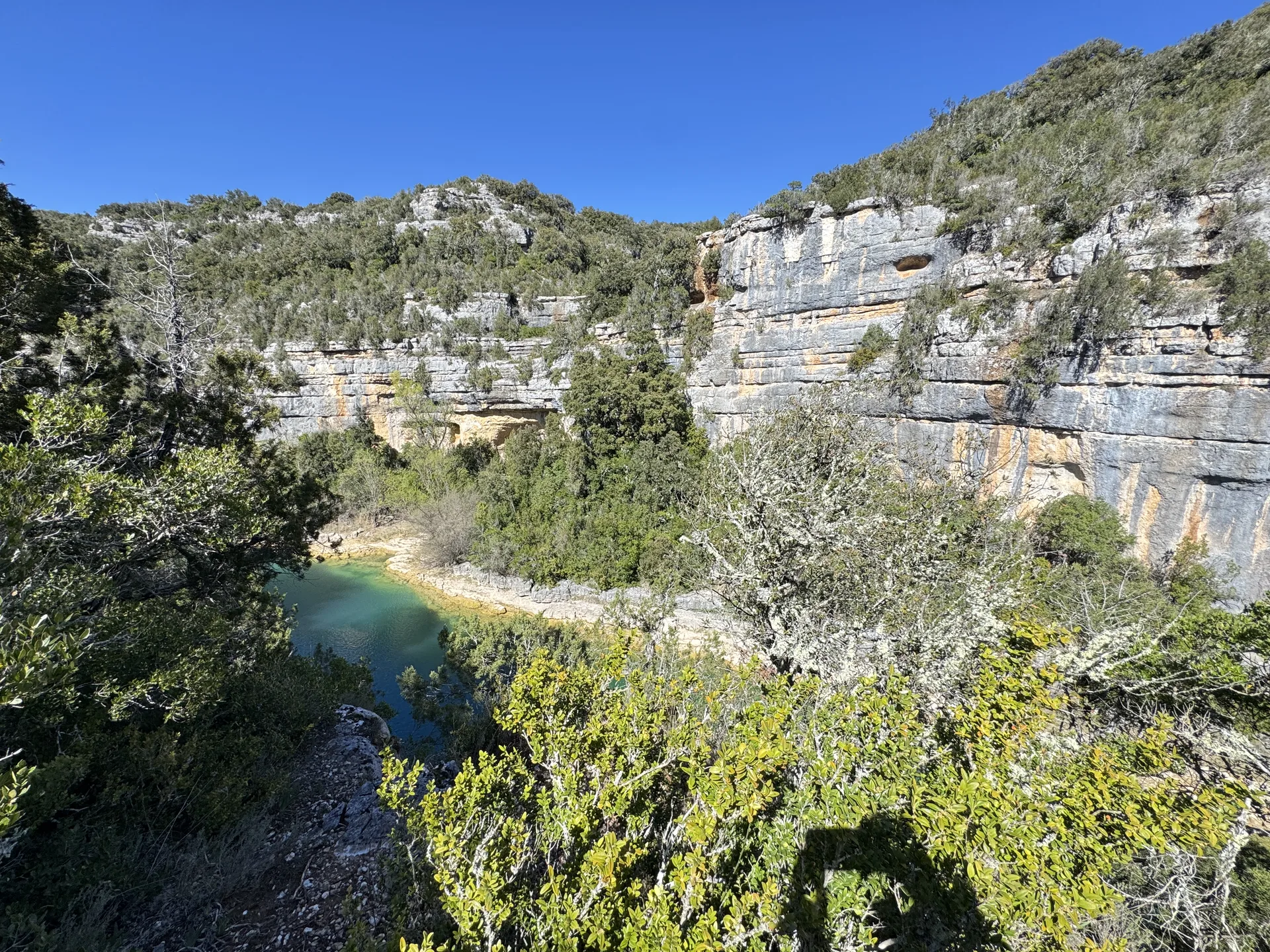 Vue plongeante sur le canyon des Gorges de Baudinard avec falaises calcaires et eau émeraude Vue plongeante sur le canyon des Gorges de Baudinard avec falaises calcaires et eau émeraude
