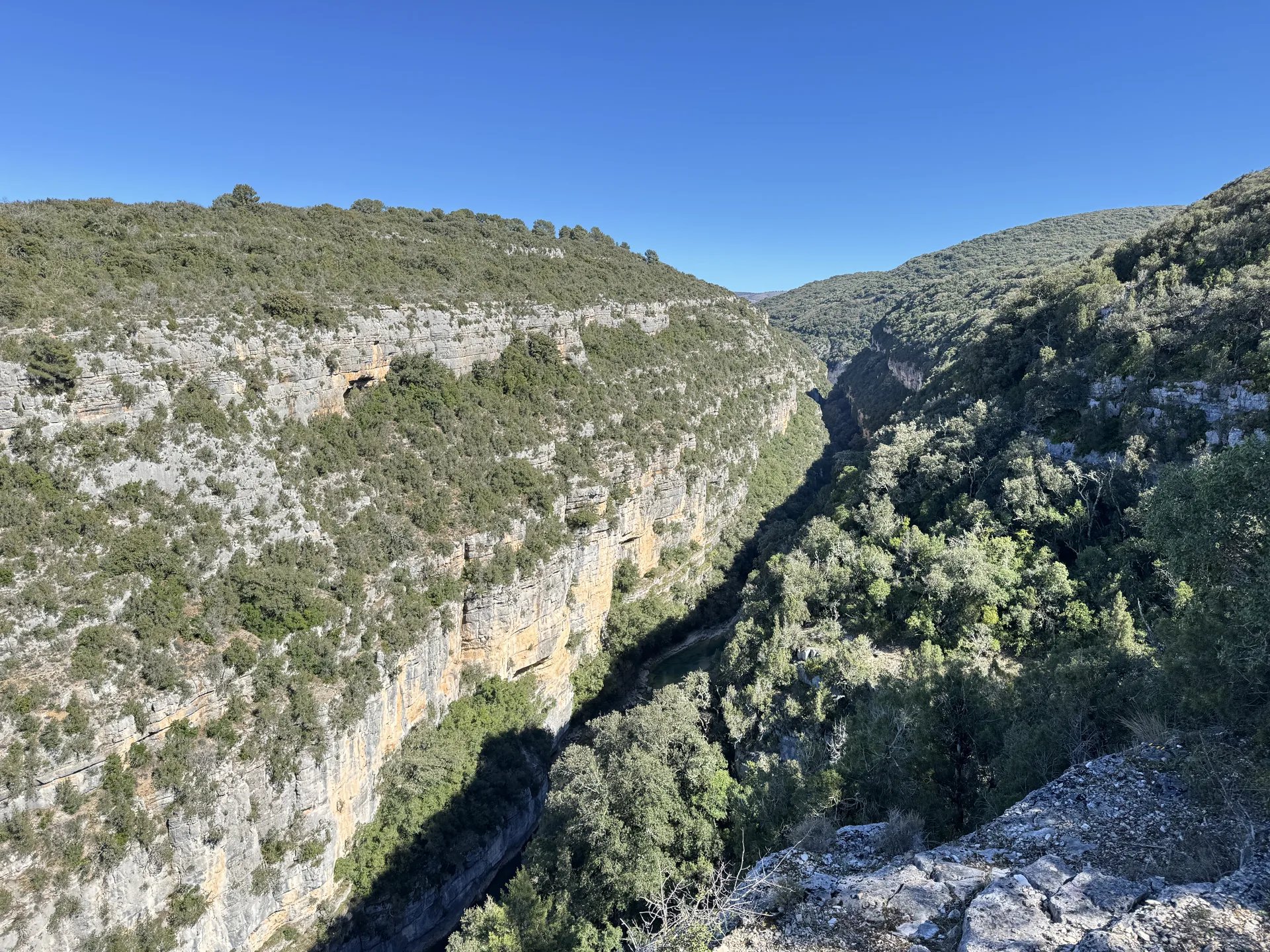 Falaises vertigineuses du canyon de Baudinard vues depuis le sentier en hauteur Falaises vertigineuses du canyon de Baudinard vues depuis le sentier en hauteur