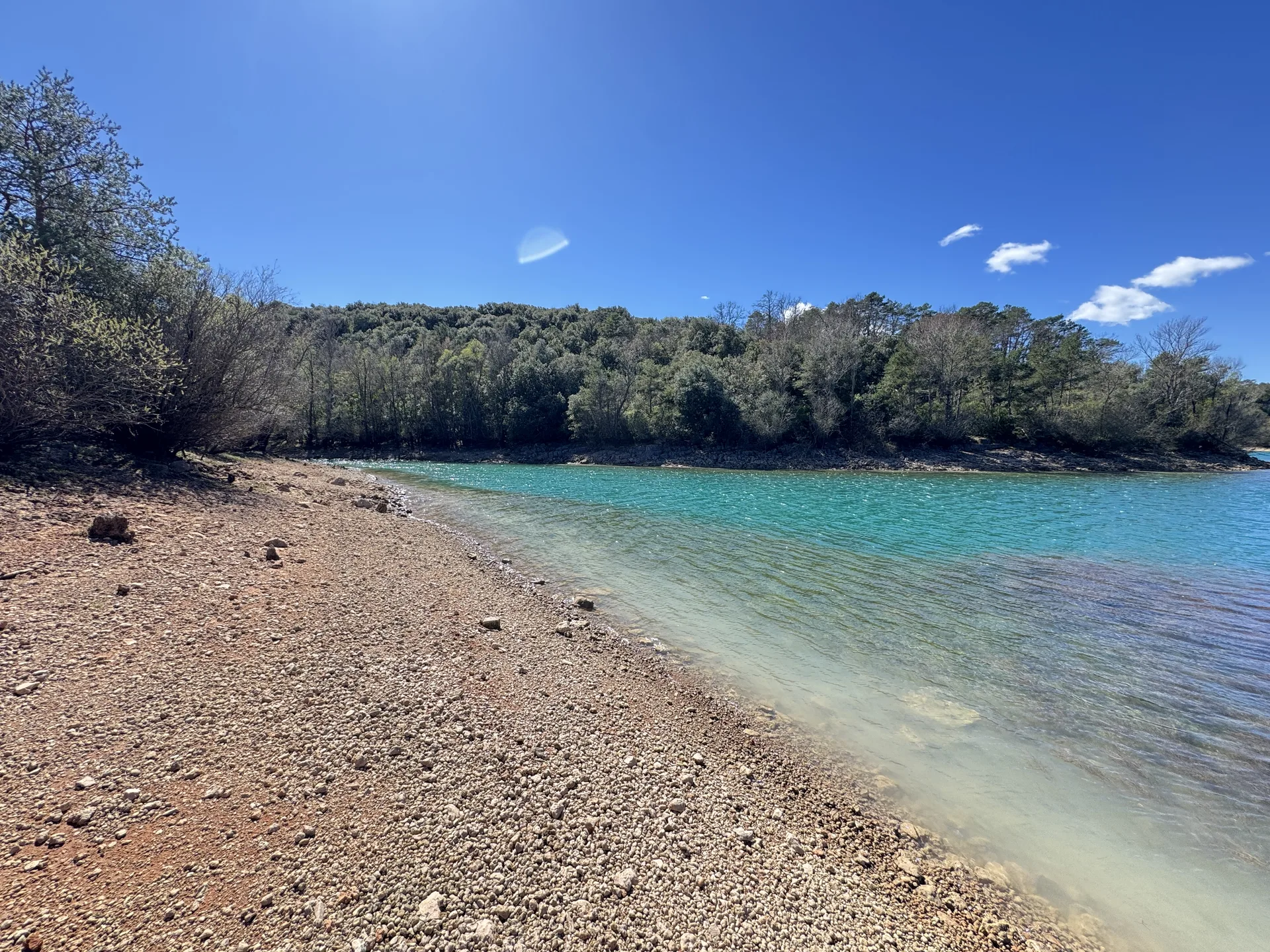 Eaux cristallines du lac de Montpezat bordées de collines boisées dans les Gorges de Baudinard Eaux cristallines du lac de Montpezat bordées de collines boisées dans les Gorges de Baudinard