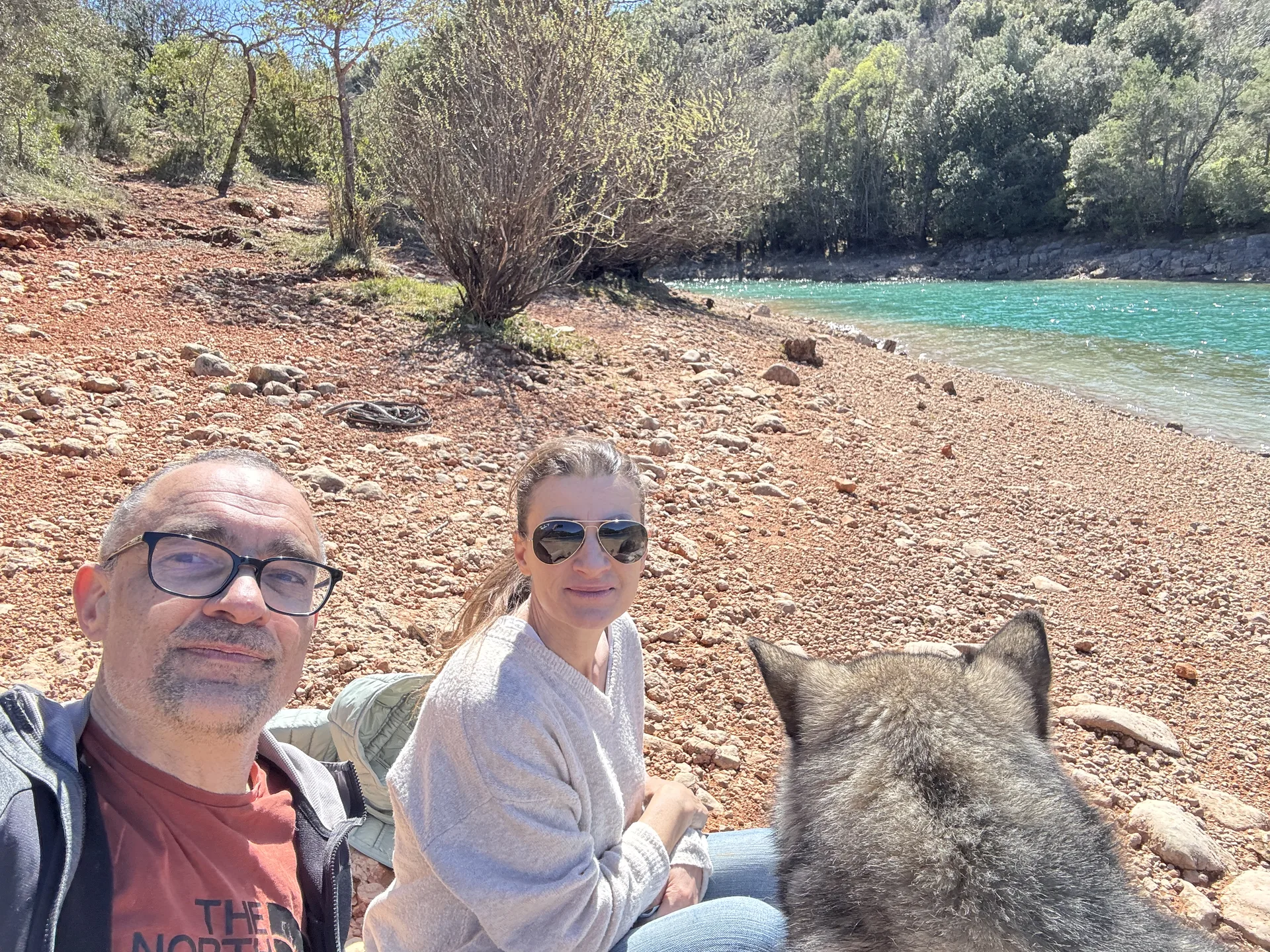 Ludovic et Sylvie au bord du lac de Montpezat lors de la randonnée des Gorges de Baudinard