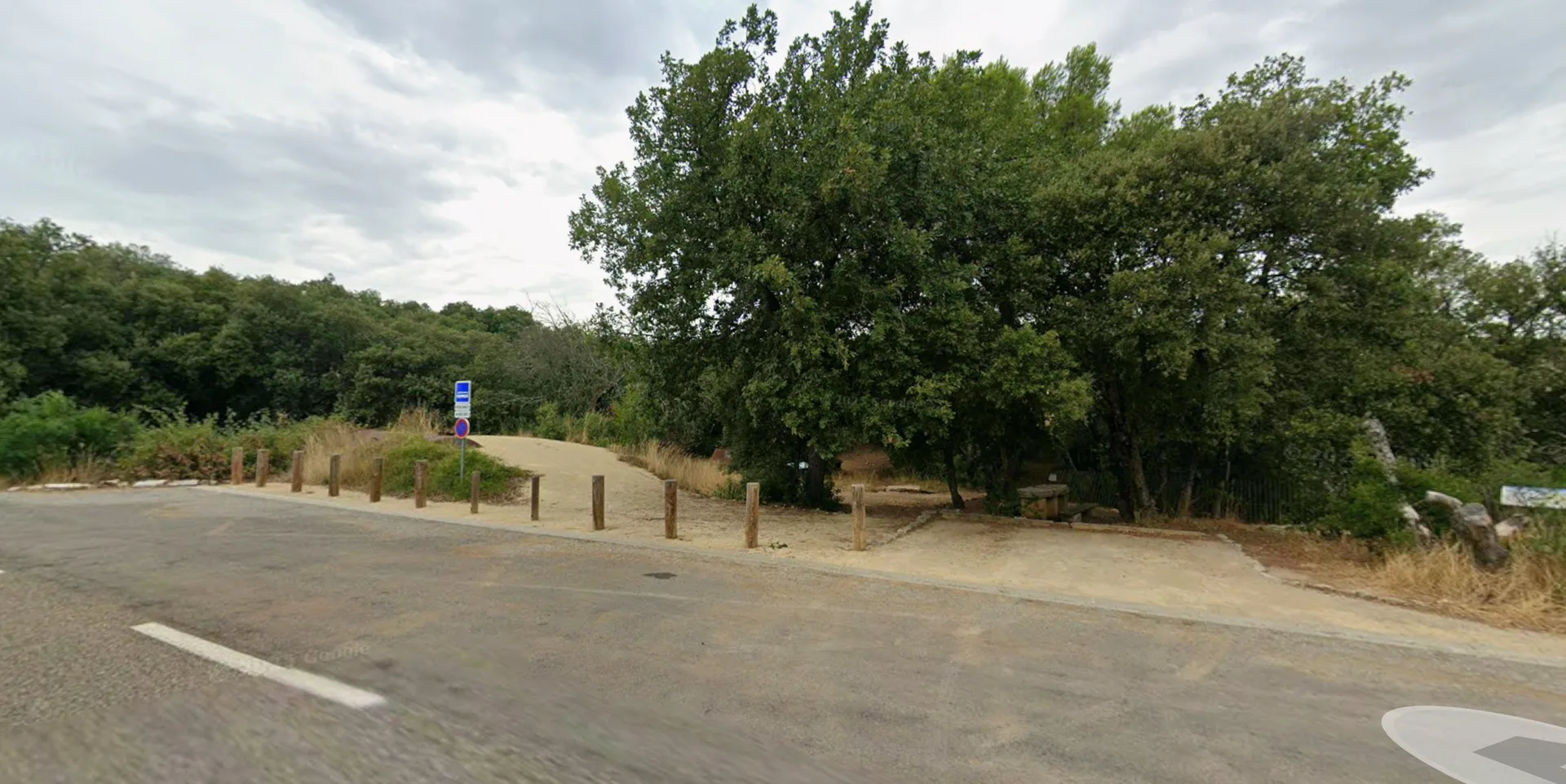Parking de départ de la randonnée des Gorges de Baudinard sur la D71 Parking de départ de la randonnée des Gorges de Baudinard sur la D71