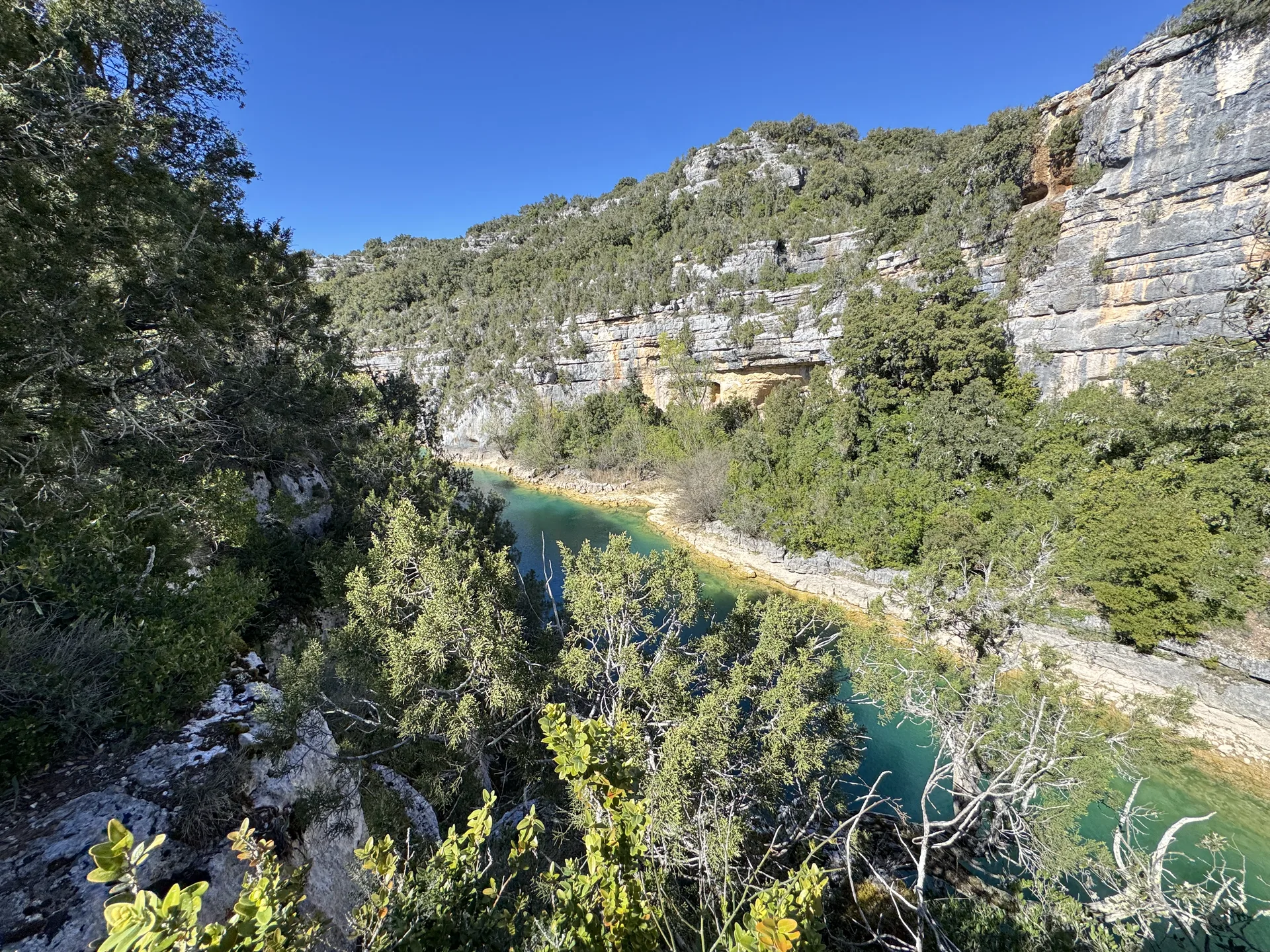 Sentier en balcon surplombant les Gorges de Baudinard avec le Verdon en contrebas Sentier en balcon surplombant les Gorges de Baudinard avec le Verdon en contrebas