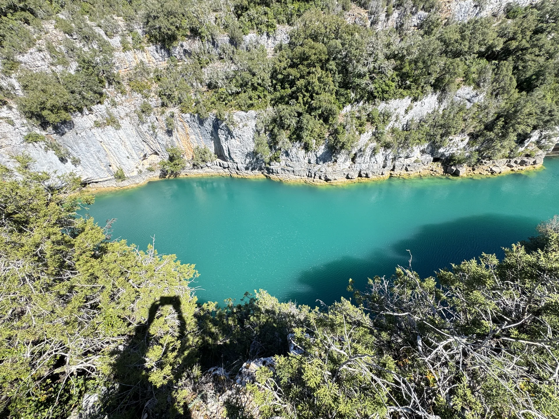 Vue plongeante sur les eaux turquoise des Gorges de Baudinard depuis le sentier des belvédères Vue plongeante sur les eaux turquoise des Gorges de Baudinard depuis le sentier des belvédères