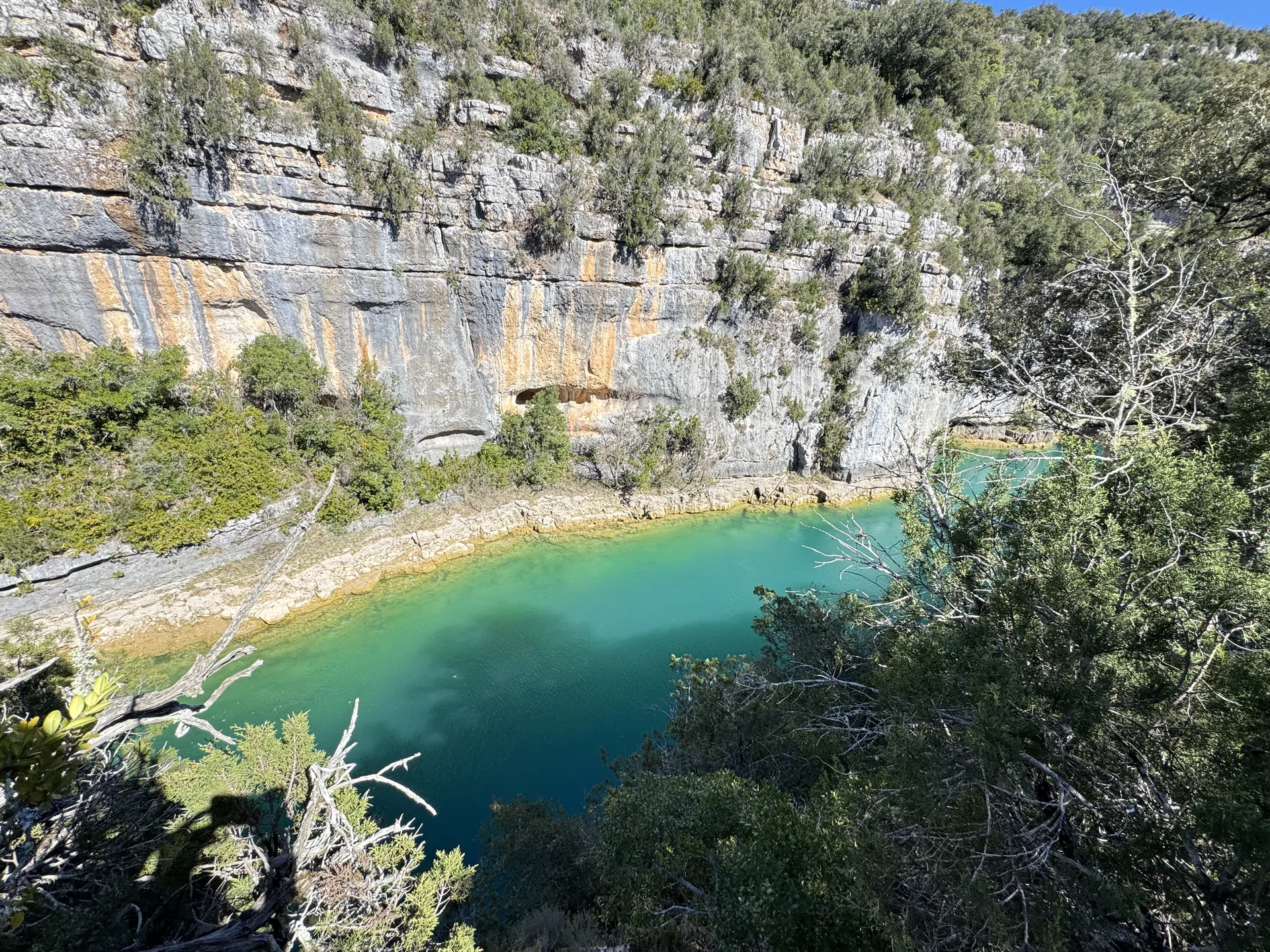 Falaises calcaires des Gorges de Baudinard surplombant les eaux émeraude du Verdon Falaises calcaires des Gorges de Baudinard surplombant les eaux émeraude du Verdon