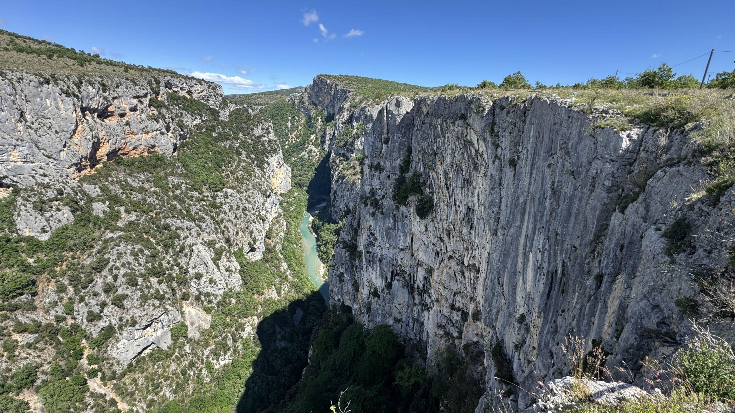Falaises vertigineuses des Gorges du Verdon vues depuis le sentier