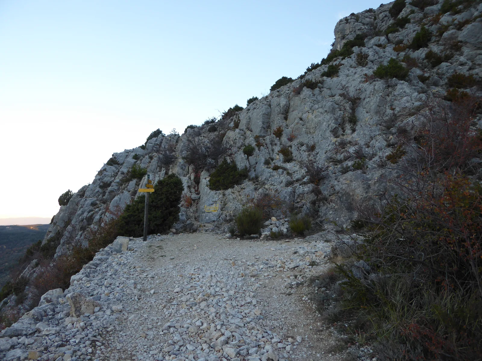 Intersection entre la Voie Romaine et le Sentier de la Chaîne au pied d'une falaise calcaire dans la descente vers Moustiers