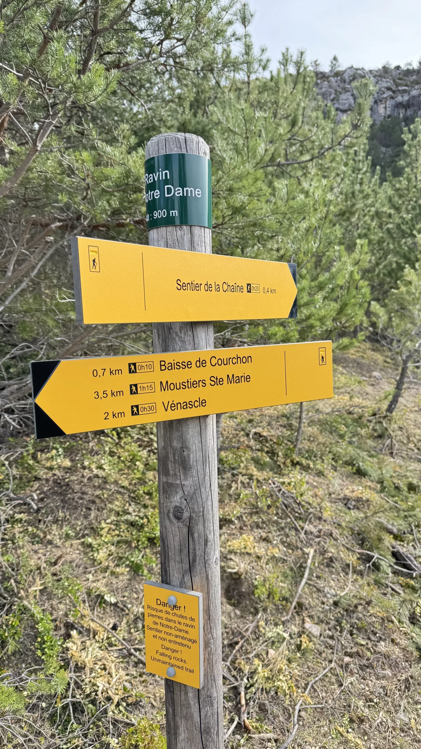 Panneau de balisage directionnel vers la Baisse de Courchon depuis Moustiers-Sainte-Marie